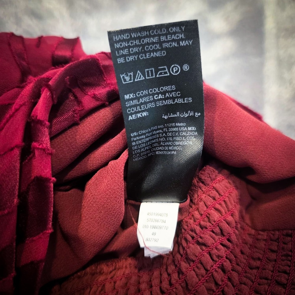 White House Black Market Women's 8 Burgundy Silk Crinkle Sleeveless Smocked Top - Picture 6 of 11